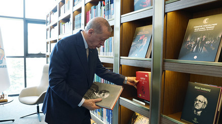 Cumhurbaşkanı Erdoğan, AK Kütüphaneyi ziyaret etti