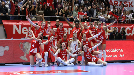 Aras Kargo Kadın Voleybol Takımı, Sultanlar Ligi’ne ‘Devam’ dedi