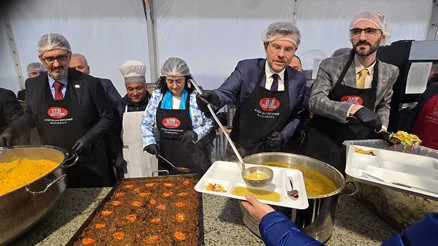 Başkan ve başkonsolostan yemek servisi