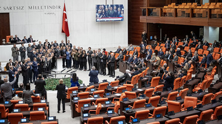 CHPli vekillerden TBMMde Ekrem İmamoğlu protestosu CHPli vekillerden TBMMde Ekrem İmamoğlu protestosu