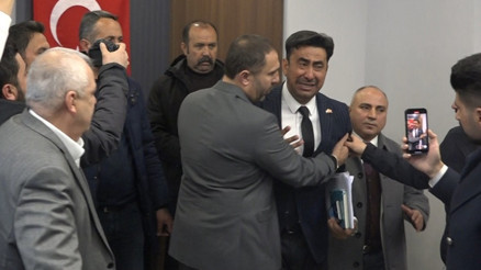 Kayseride eski sendika başkanı, yeniden aday olamayınca gözyaşı döktü: Ben bunu hak etmedim Kayseride eski sendika başkanı, yeniden aday olamayınca gözyaşı döktü: Ben bunu hak etmedim