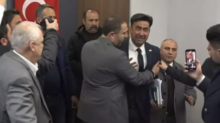 Eski sendika başkanı yeniden aday olamayınca gözyaşı döktü Eski sendika başkanı yeniden aday olamayınca gözyaşı döktü