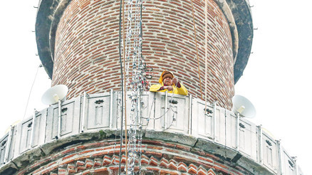 70 metre yükseklikte ‘mahya’ mesaisi