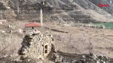 Baraj suyu çekildi, dipte kalan köylerin yapıları ortaya çıktı Baraj suyu çekildi, dipte kalan köylerin yapıları ortaya çıktı