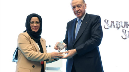 Yaralı çocuğa çorabını giydiren sağlıkçıya vefa ödülü