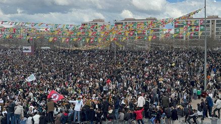 Diyarbakırda nevruz kutlamaları: 3 ton odun, ateşe verildi