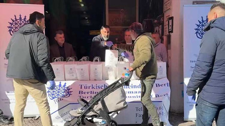 Berlin Türk Cemaati yardım paketi dağıttı