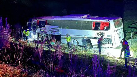 Aydında yolcu otobüsü bariyere çarptı: 1 yolcu öldü, 26 yaralı