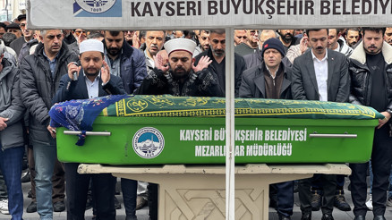 Kızının bıçaklayarak öldürdüğü kadın, toprağa verildi