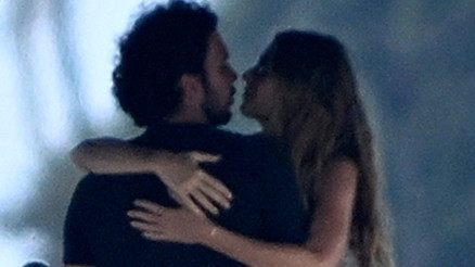 Gerçek bir aşk çocuğu doğurmuş... Yemek yerken bile birbirlerinden ayrılamadılar