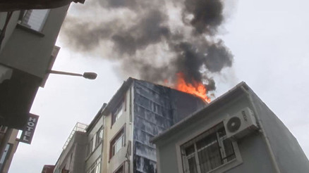 Beyoğlunda apartmanda yangın