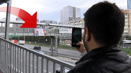 İstanbuldaki üst geçitte tuhaf pankart Görenler şaşkına döndü: Dikkat notuyla fotoğrafını bastırıp astı İstanbuldaki üst geçitte tuhaf pankart Görenler şaşkına döndü: Dikkat notuyla fotoğrafını bastırıp astı