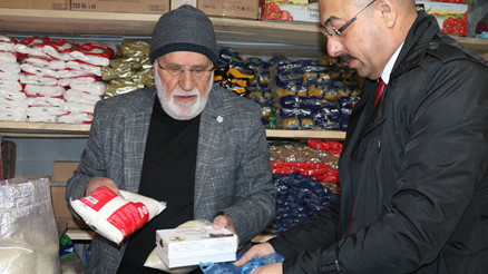 Bu bakkalda para geçmiyor: Kirada oturana, asgari ücretle çalışana, çocuğu okuyana ücretsiz ürün veriyorlar