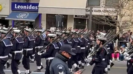 Yunanistan’da geçit töreninde askerlerden küstah slogan Yunanistan’da geçit töreninde askerlerden küstah slogan