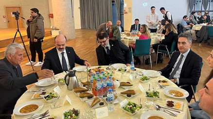 Koruyucu aileler, iftar yemeğinde buluştu Koruyucu aileler, iftar yemeğinde buluştu