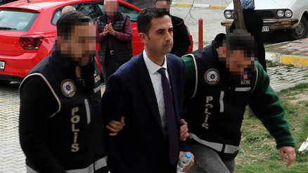 Gelendost Belediye Başkanı Mustafa Özmen rüşvet ve zimmet suçlamasıyla tutuklandı Gelendost Belediye Başkanı Mustafa Özmen rüşvet ve zimmet suçlamasıyla tutuklandı