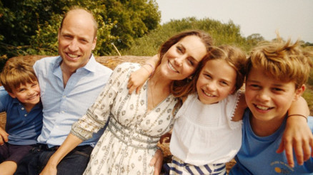 Kraliçe olacak ama o da bir anne... Çocuklarını dört duvar arasından böyle kurtardı