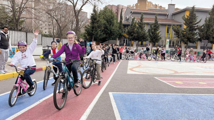 Dijital bağımsızlık için pedallıyorlar... Akran zorbalığına karşı ‘bisiklet dersi’