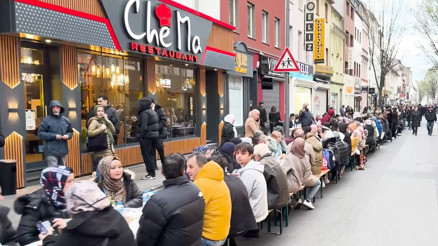 Köln’de Türkler ve Almanlar sokak iftarında buluştu