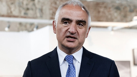 Bakan Ersoy: Sanatın gücüyle tiyatro sahnesinde tarih yazıyoruz