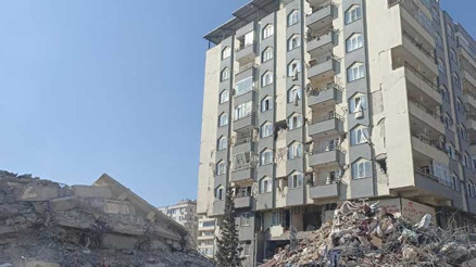 Depremde 115 kişiye mezar olan Ebrar Sitesi B Bloka ilişkin 9 kamu görevlisine dava