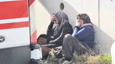 Şakalaştığı arkadaşlarının yola ittiği öğrenci, servis minibüsünün altında kaldı