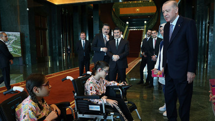 Cumhurbaşkanı Erdoğan, kendisiyle görüşmek isteyen engelli iki kız çocuğunu kabul etti