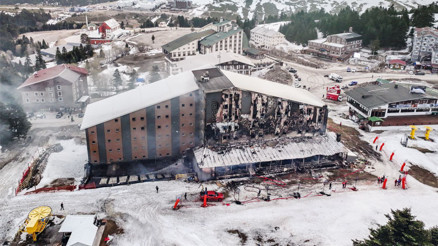 Uludağ’da otelde yangın faciası: 2 ölü 3 yaralı Uludağ’da otelde yangın faciası: 2 ölü 3 yaralı