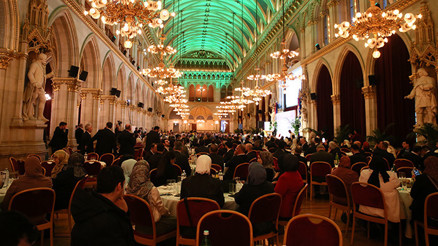 Viyana Belediye Sarayı’nda iftar sofrası