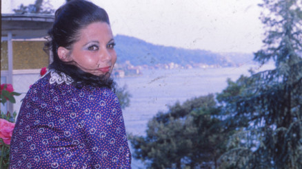 Yeşilçamın en parlak yıldızıydı... Yıllar acımasızca elinden her şeyini alıp geçti... Geride solgun hatıraları kaldı Yeşilçamın en parlak yıldızıydı... Yıllar acımasızca elinden her şeyini alıp geçti... Geride solgun hatıraları kaldı