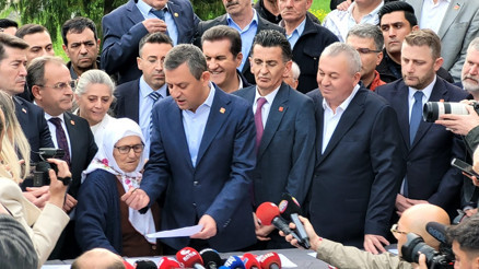 CHP Genel Başkanı Özgür Özel, Ekrem İmamoğlu için imza kampanyasını Trabzondan başlattı