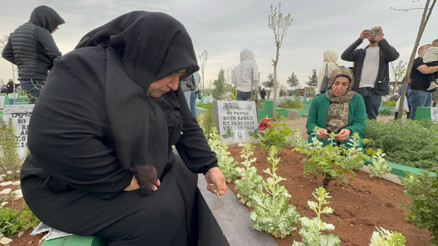Diyarbakır’da Narin ve Rojin’in mezarlarına ziyaretçi akını