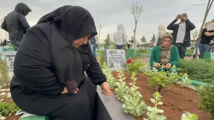 Diyarbakır’da Narin Güran ve Rojin Kabaiş’in mezarlarına ziyaretçi akını