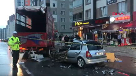 Kayseride feci kaza Kamyona çarpan otomobildeki karı-kocayı ölüm ayırdı