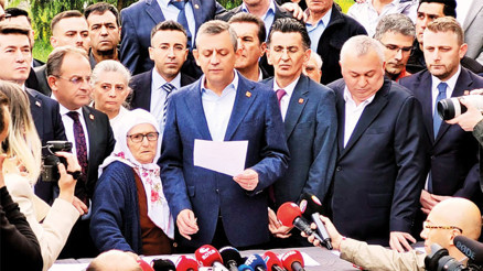 Özel, ‘İmamoğlu’ kampanyasını başlattı: İlk imzalar Trabzon’da Özel, ‘İmamoğlu’ kampanyasını başlattı: İlk imzalar Trabzon’da