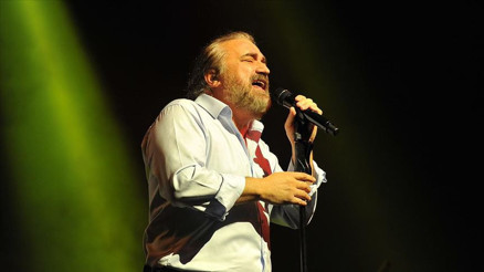 VOLKAN KONAK NEDEN VEFAT ETTİ, ÖLÜM SEBEBİ NE, KAÇ YAŞINDAYDI Acı olay sevenlerini yasa boğdu Volkan Konak kalp krizi mi geçirdi, kimdir, nereliydi, çocuğu var mıydı İşte Volkan Konakın hayatı, şarkıları ve biyografisi