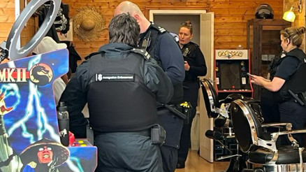 İngiltere polisinden ‘Türk berber salonlarına’ baskın