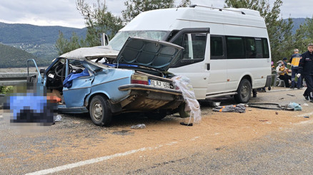 Adanada feci kaza Otomobil ile minibüs çarpıştı: 5 can kaybı, 10 yaralı