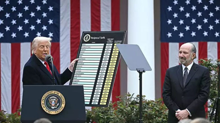 Trump tüm dünyanın beklediği vergi açıklamasını yaptı