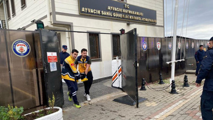 Çanakkalede düzensiz göçmenleri taşıyan bot battı