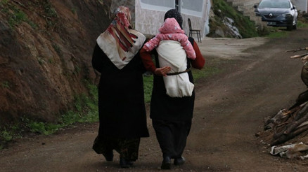 Sırtında taşıdığı bebekle maça giden kadının bordo-mavi sevgisi