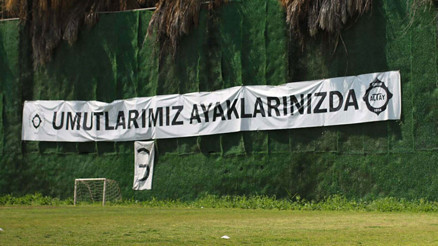 Altayda futbolculara pankartlı destek