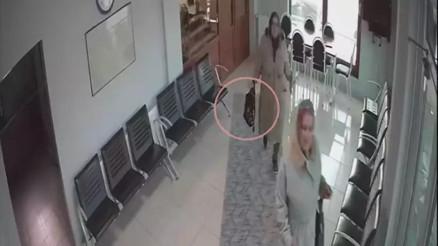 Halk otobüsünde unutulan altın dolu çantayı sahibine teslim etti