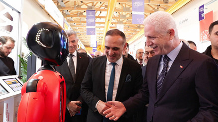 Vali Gül: Evlerimizin en kıymetli odaları kütüphanelerimiz olacak Vali Gül: Evlerimizin en kıymetli odaları kütüphanelerimiz olacak