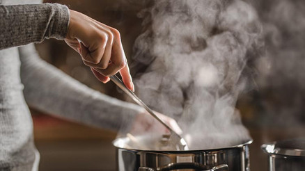 Yemekten kertenkele çıktı: 65 öğrenci hastanelik oldu