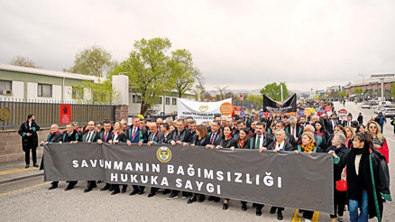 Avukatlar Anıtkabir’e yürüdü