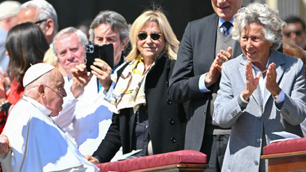 Taburcu olan Papa, Vatikan meydanında kalabalığa sürpriz yaptı Taburcu olan Papa, Vatikan meydanında kalabalığa sürpriz yaptı