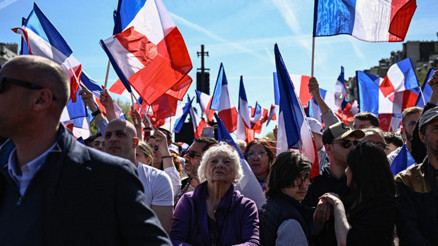 Fransada Le Pen depremi: Ulusal Birlik sokağa indi