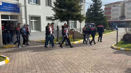 Kadın profili kullanıp açtıkları sahte hesaplarla 500 milyon liralık vurgun yaptılar