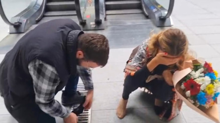 Az daha düşecektim Ayakkabısının topuğu mazgala takıldı